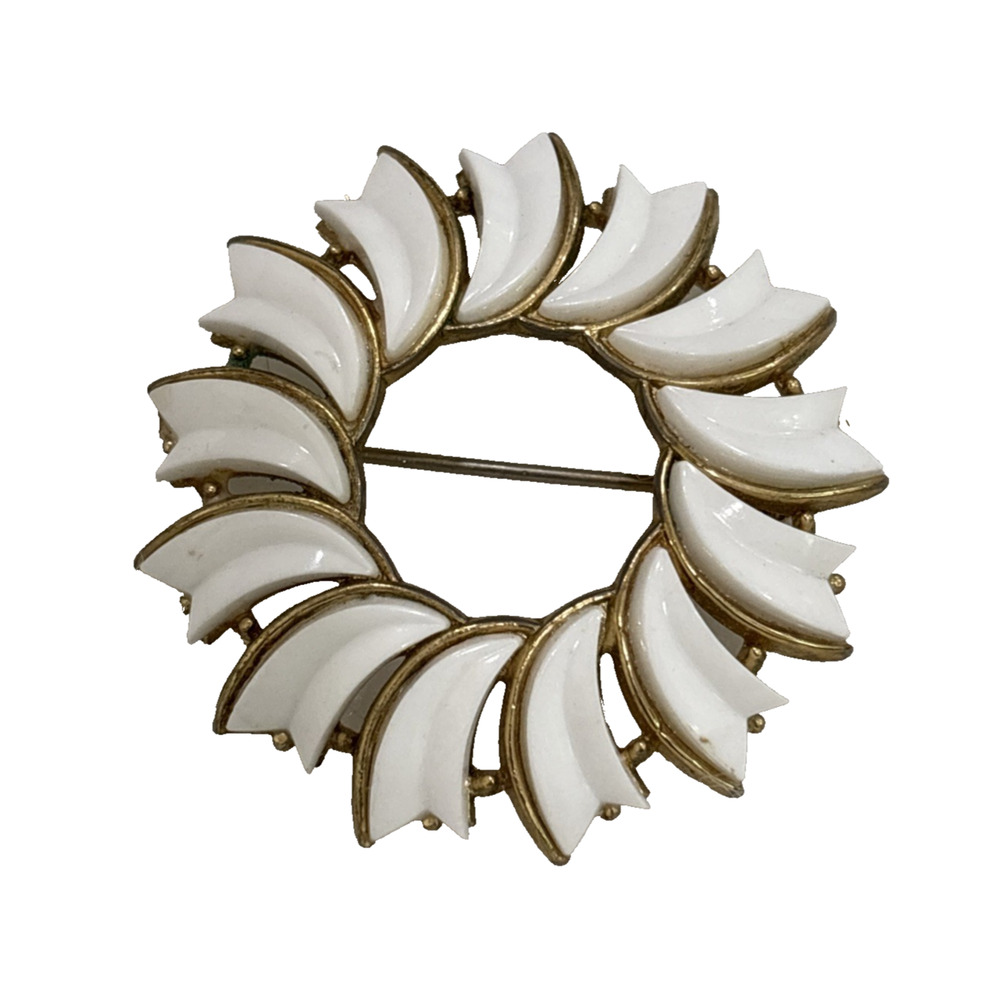 Vintage Crown Trifari Gold Wreath Brooch White Thermoset Lucite Beads Cute 1960s
